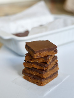 Una foto de Bocaditos de chocolate y cacacahuete (sin horno)