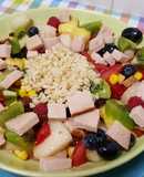 Ensalada de arroz con fruta y pavo