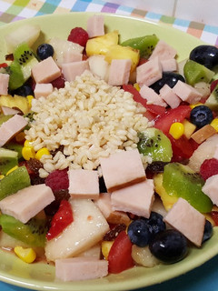 Una foto de Ensalada de arroz con fruta y pavo
