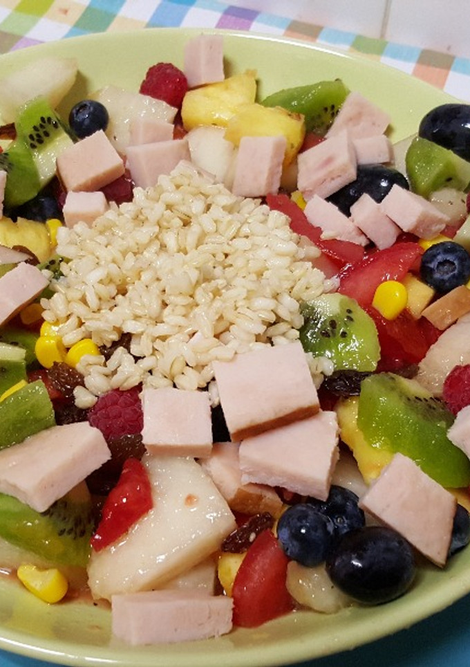 Una foto de Ensalada de arroz con fruta y pavo