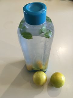 Una foto de Agua Fresca de melocotón - lima - menta dulce