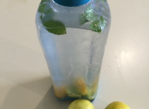 Una foto de Agua Fresca de melocotón - lima - menta dulce
