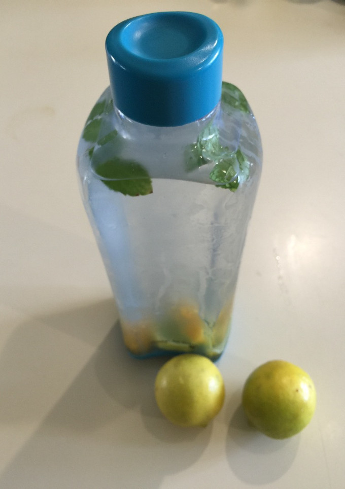 Una foto de Agua Fresca de melocotón - lima - menta dulce
