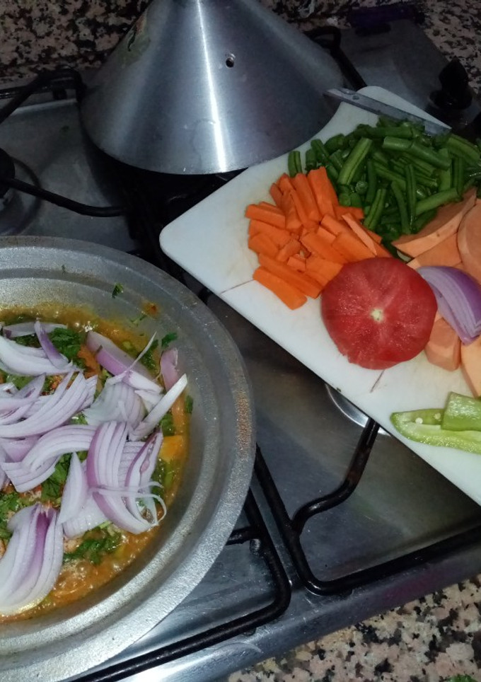 صورة لوصفة طاجين بالدجاج مخضر بطاطا حلوة😋👌