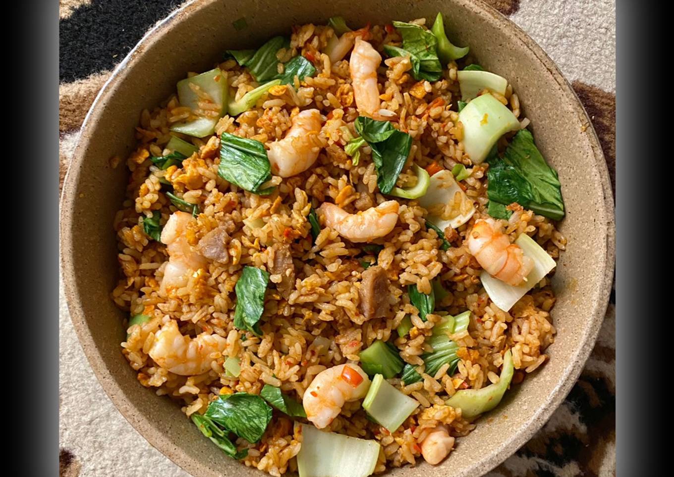 Nasi Goreng Terasi dengan Udang, Bakso, Pakcoy