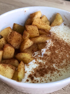 Una foto de Bowl manzana asada con Canela yogur