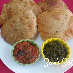 A picture of Jowar and Wheat Flour Masala Puris.