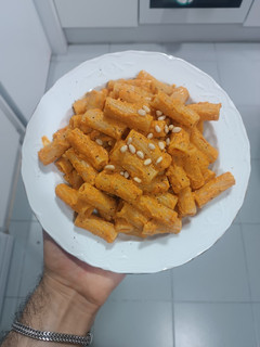 Una foto de Tortiglioni con salsa de verduras y piñones 🍝