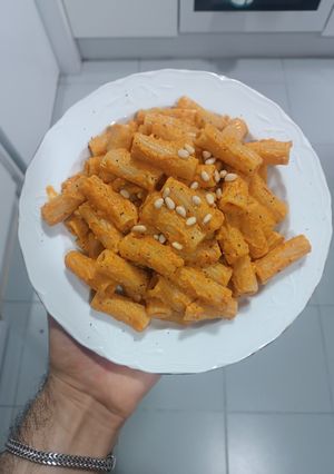 Una foto de Tortiglioni con salsa de verduras y piñones 🍝