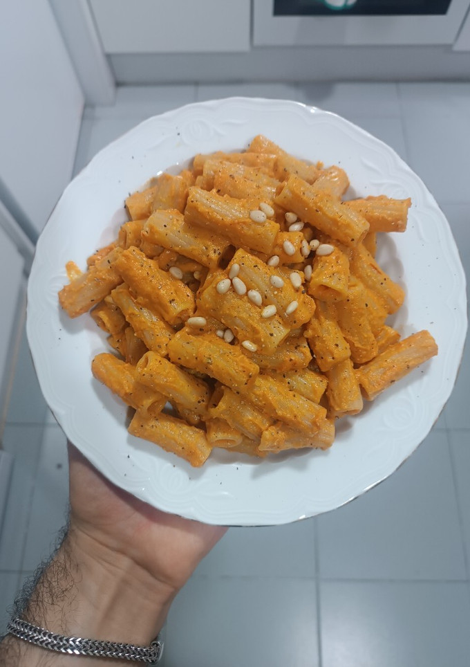 Una foto de Tortiglioni con salsa de verduras y piñones 🍝