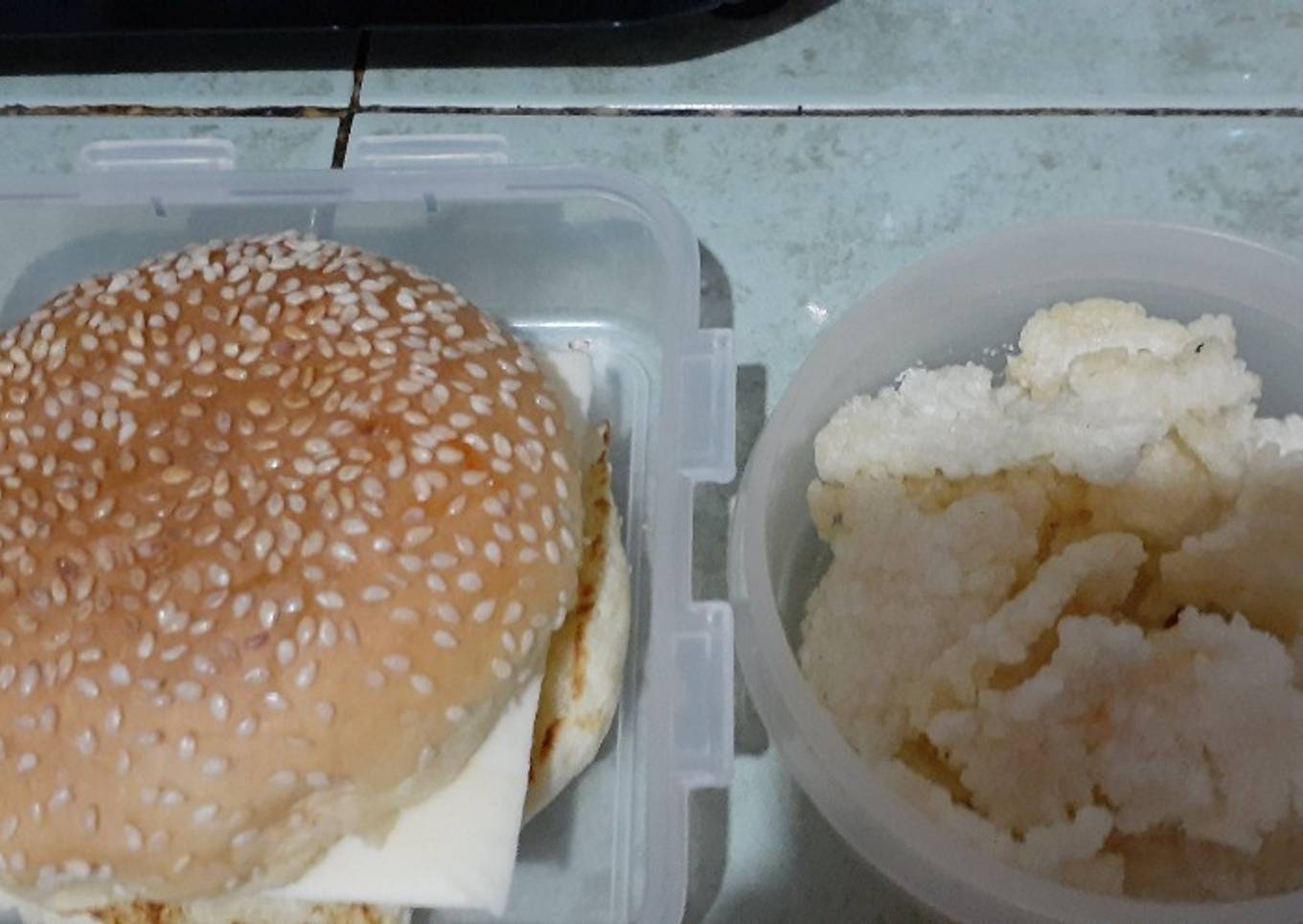 Bekal sekolah kakak burger telur keju dan krupuk nasi