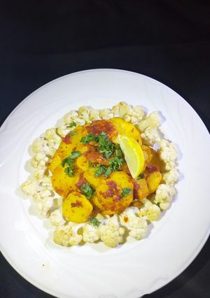 A picture of Garlic spicy potatoes with stir-fry cauliflower.