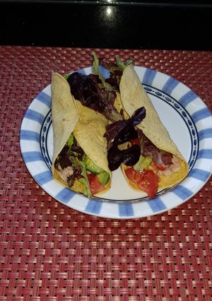 Una foto de Tacos de atún con tortillas de maíz 🌮🌮