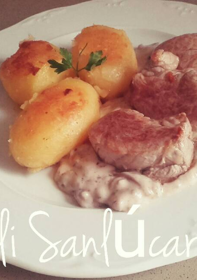 Una foto de Solomillo con salsa de setas y patatas (nuestra carne blanca)