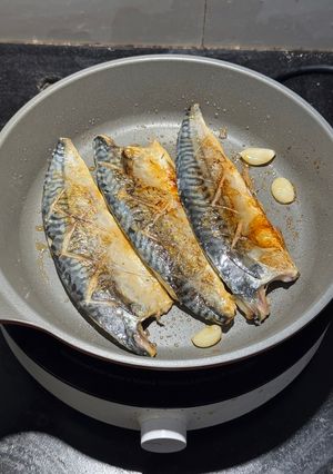 Hình của món Cá Saba áp chảo EatWell.
