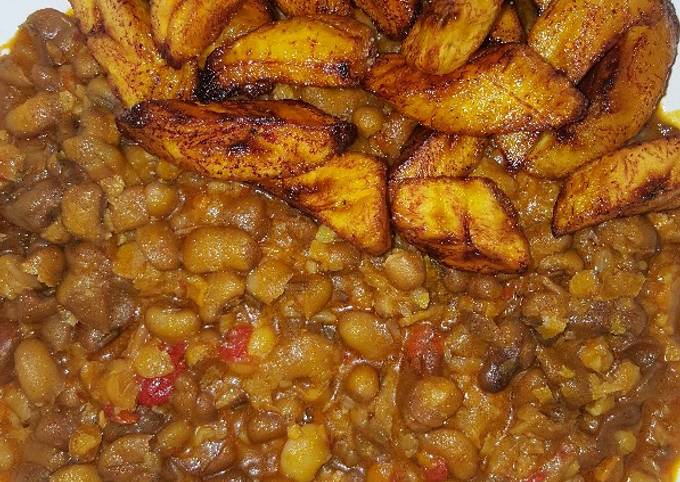 Spicy mashed beans with fried plantain