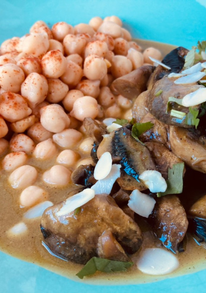 Una foto de Curry de champiñones con garbanzos