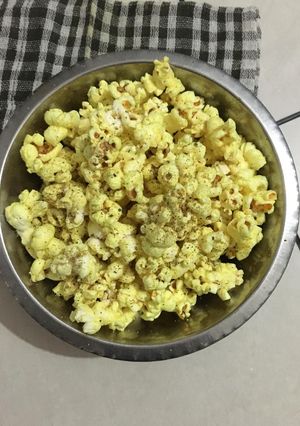 મસાલા પોપકોર્ન (Masala Popcorn Recipe In Gujarati) રેસીપી મુખ્ય ફોટો