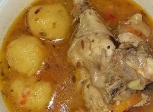 Una foto de Bori bori con caldo de pollo