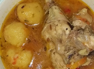 Una foto de Bori bori con caldo de pollo