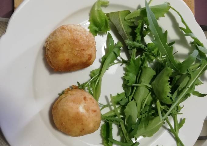 Polpette di ricotta, con pomodori secchi e formaggio filante