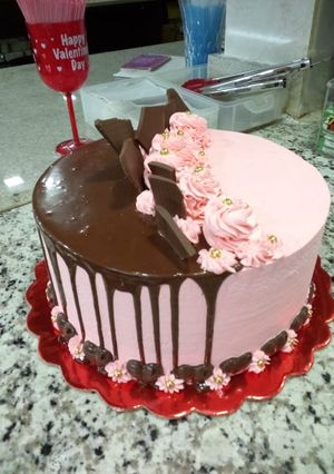 Una foto de Rica rellena de Crema de Oreo y Crema de Fresier con bombones