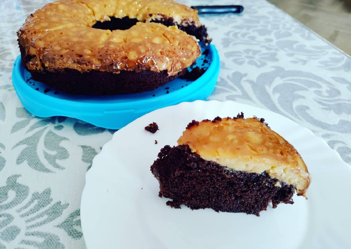 Bizcocho jugoso de chocolate con leche condensada