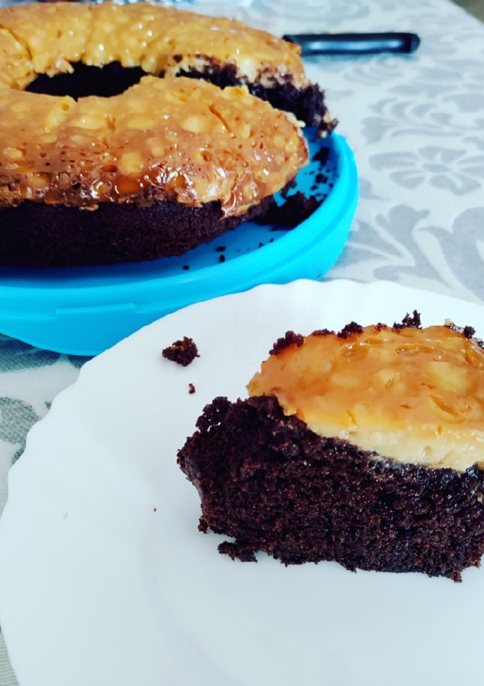 Una foto de Bizcocho jugoso de chocolate con leche condensada