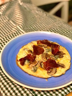 Una foto de Tortilla abierta de cecina y cabrales
