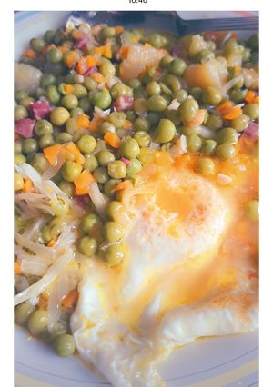 Una foto de Guisantes con bacalao, huevo y jamón