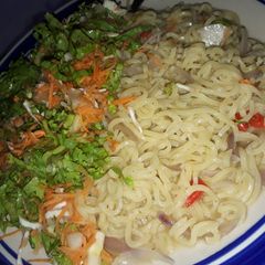 A picture of Indomie and vegetables salad.