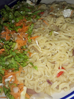 A picture of Indomie and vegetables salad.