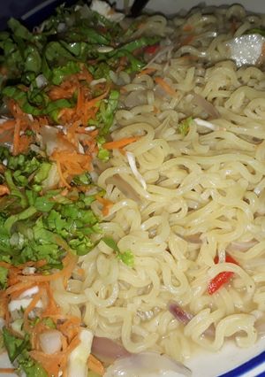 A picture of Indomie and vegetables salad.