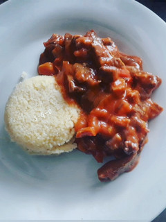 Una foto de Cuscús con callampa rosada y salsa