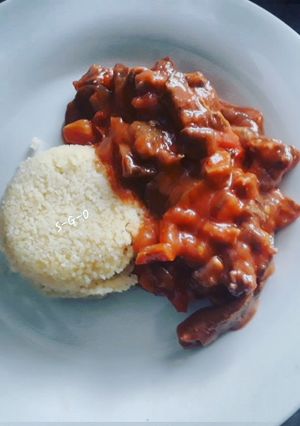Una foto de Cuscús con callampa rosada y salsa
