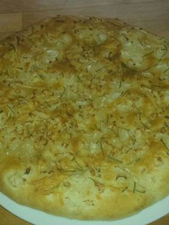 Una foto de Foccacia de cebolleta, romero y queso