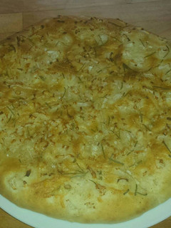 Una foto de Foccacia de cebolleta, romero y queso