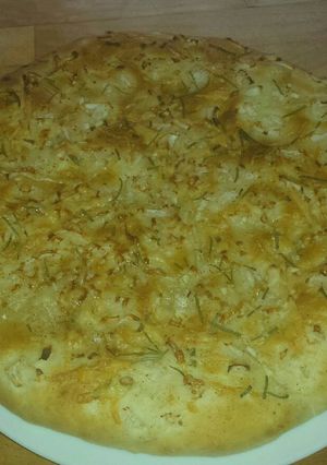 Una foto de Foccacia de cebolleta, romero y queso