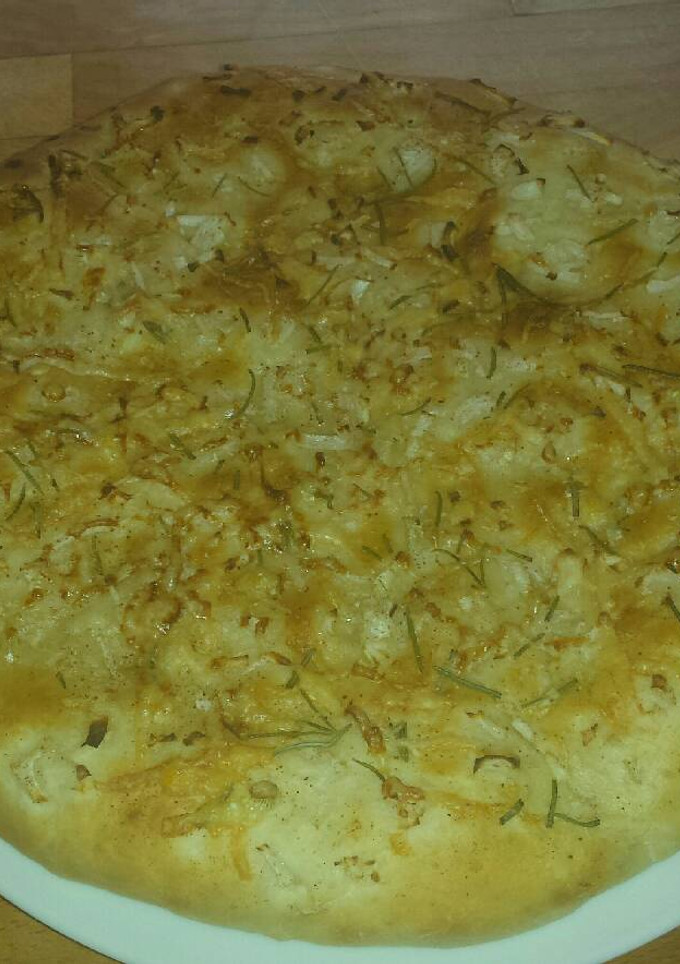 Una foto de Foccacia de cebolleta, romero y queso