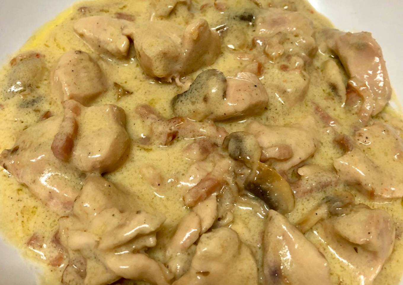 Pollo con crema de champiñones