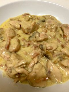 Una foto de Pollo con crema de champiñones