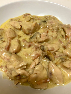 Una foto de Pollo con crema de champiñones