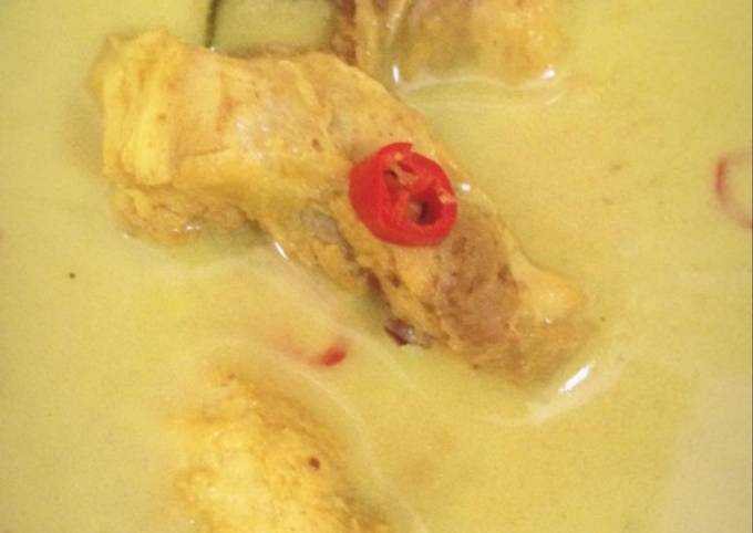 Opor ayam bumbu kuning