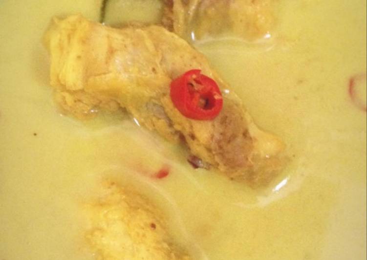 Opor ayam bumbu kuning