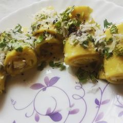 A picture of Khandvi.
