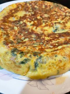Una foto de Tortilla de acelgas, jamón y queso brie.🥚🧀