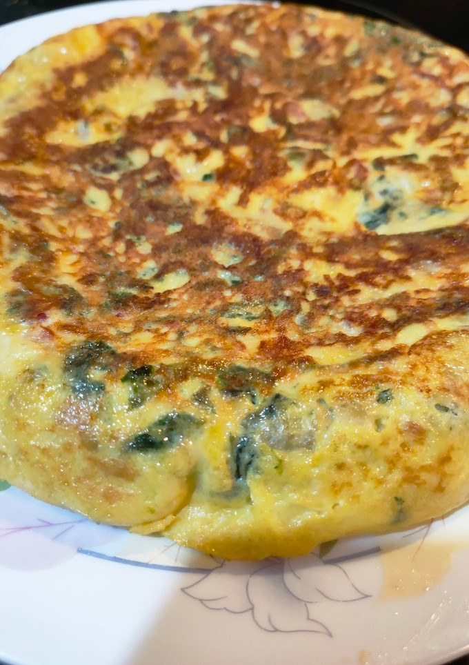 Una foto de Tortilla de acelgas, jamón y queso brie.🥚🧀