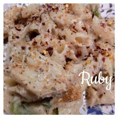 A picture of White sauce pasta.
