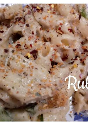 A picture of White sauce pasta.