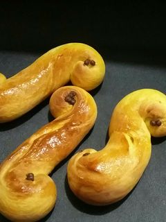 عکسی از دستور نان لوسه(لوسیا)